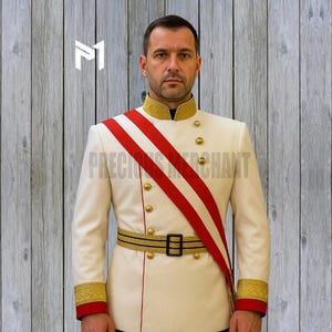 Puede incluir: Chaqueta de estilo militar color crema con ribetes dorados en el cuello, los puños y los botones. Una faja roja y blanca cruza el pecho. La chaqueta tiene un cinturón negro con rayas doradas y una hebilla negra. El texto "PRECIOUS MERCHANT" es visible.