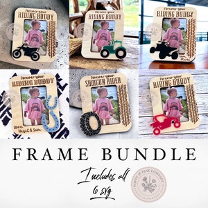 Puede incluir: Un conjunto de seis marcos de fotos de madera, cada uno con la foto de un niño. Los marcos están decorados con recortes temáticos, incluyendo una motocicleta, un tractor, un ATV, herraduras, un óvalo y un coche rojo. Se muestra el texto "Forever your Riding Buddy" y "Shotgun Rider".