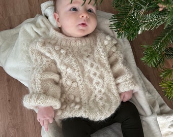 Johannisbeerpullover, tolles Strickmuster Wunderschöner Pullover aus Alpaka und Wolle für Babys. Versandfertig. Weißer Weihnachtspullover für Babys