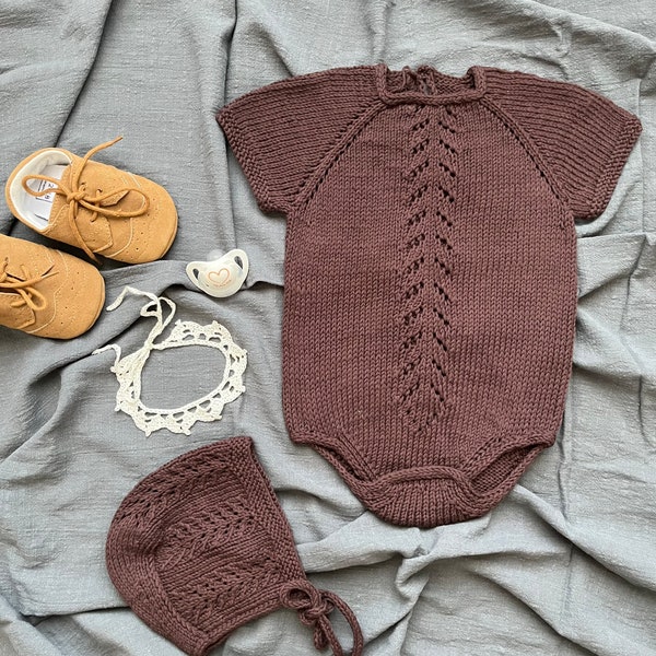 Ensemble coton tricoté Forest fern, pour bébé taille 3-6 mois. Dans une belle couleur brune. Prêt pour le navire. Se compose du body et du capot