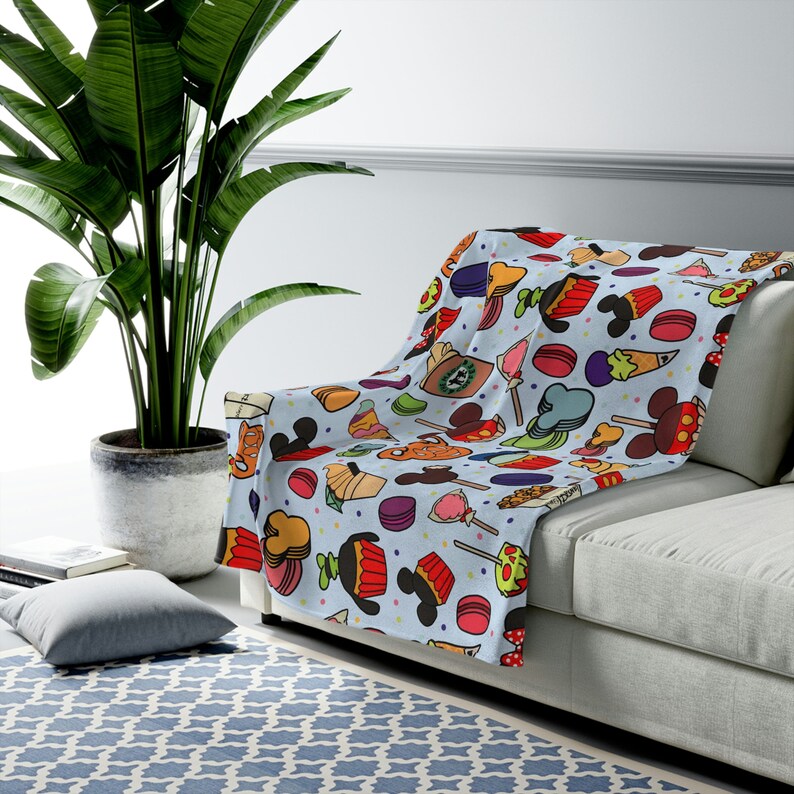 Funny Disney Blanket, Mickey Mouse Velveteen Plush Blanket, Subtle Disney Gift, Disney Home Decor, Minnie Mouse Home Decor 画像 3
