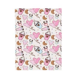 Op de afbeelding: Een witte achtergrond met een herhalend patroon van roze en blauwe ballonnen, bruine koekjes, roze en blauwe Mickey Mouse oren, bruine en witte swirl-lollipops en bruine en witte bekers met slagroom en een kers erop.