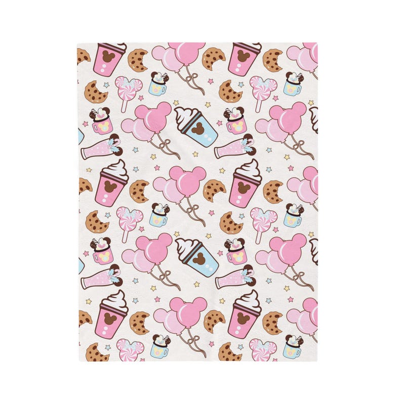 Op de afbeelding: Een witte achtergrond met een herhalend patroon van roze en blauwe ballonnen, bruine koekjes, roze en blauwe Mickey Mouse oren, bruine en witte swirl-lollipops en bruine en witte bekers met slagroom en een kers erop.