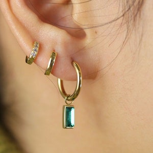 Orecchini pendenti con smeraldo • Minimalisti • Cerchi pendenti • Oro e argento • CZ • Titanio riempito in oro 18 carati • Ipoallergenici • Impermeabili