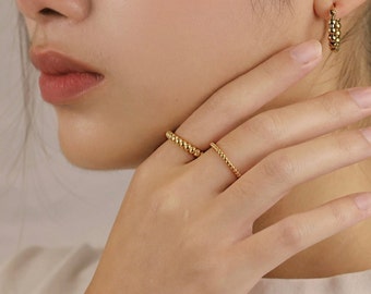 Anillo de oro con cuentas • Anillo apilable minimalista, fino/grueso, simple y delicado • Titanio relleno de oro de 18 quilates • Anillo resistente al agua