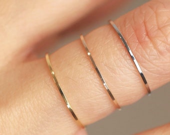 Ensemble de bagues empilables imperméables remplies d'or 18 carats • Bracelet délicat de 1 mm en titane sans ternissement