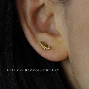 Orecchino a piuma con parte posteriore piatta Labret • Orecchino minimalista delicato impilato 18G • Cartilagine di conchiglia • Titanio riempito d'oro 18K • Ipoallergenico