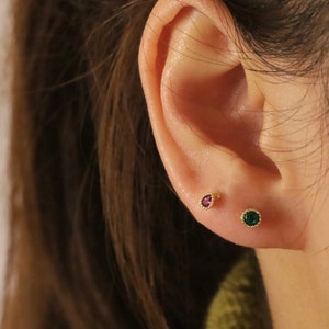 Clous d'oreilles ronds avec pierres précieuses • Simples et délicats empilables minimalistes • CZ • Hypoallergénique • Lobe de la conque du cartilage • Titane or 18 carats