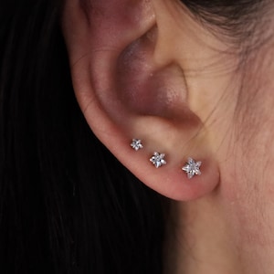 Pendientes de botón con cierre de rosca y diseño de estrellas celestiales • Delicados pendientes minimalistas apilables • Hipoalergénicos • Titanio relleno de oro • LeilaAndBloom