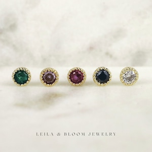 Boucles d'oreilles fines avec pierres précieuses • Clou d'oreille minimaliste à empiler • Hypoallergénique • Lobe de la conque cartilagineuse • Titane plaqué or 18 carats • LeilaAndBloom