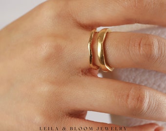 Anillo de oro de 18 quilates • Anillo apilable con diseño llamativo • Diseño ondulado • Titanio relleno de oro • Material hipoalergénico • Resistente al agua • LeilaAndBloom