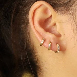 Gouden Huggie-oorbellen • Pave • Eenvoudig sierlijk stapelen • Conch/tragus/lob/helix • Hypoallergeen 18 kt gold filled • Waterdicht • 5 mm-11 mm
