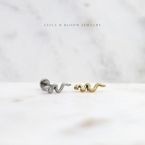 Labret slangenoorbel met platte achterkant • Sierlijke minimalistische gestapelde oorbel 18G • Conch-kraakbeen • Titanium 18 kt gold filled • Hypoallergeen