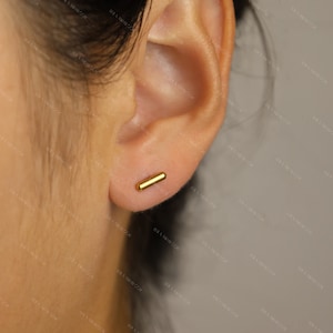 Pendiente de barra plana sin rosca • Pendiente apilable minimalista delicado de 16 g • Cartílago de caracol • Titanio relleno de oro de 18 quilates • Hipoalergénico