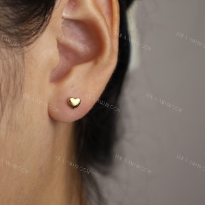 Pendiente de botón con forma de corazón dorado sin rosca y parte posterior plana • Pendiente apilable minimalista delicado de 16 g • Cartílago de caracol • Titanio relleno de oro de 18 quilates • Hipoalergénico
