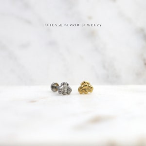 Boucle d'oreille labret bourdon à dos plat • Boucles d'oreilles superposées délicates et minimalistes 18 g • Cartilage de conque • Titane plaqué or 18 carats • Hypoallergénique