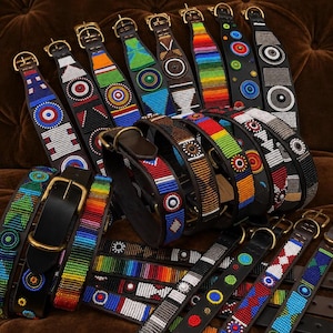 Puede incluir: Una colección de collares de cuero para perro con intrincados trabajos de cuentas en varios patrones geométricos y combinaciones de colores vibrantes. Cada collar incluye una hebilla y herrajes de metal en tono latón, con diseños de rayas, círculos y triángulos.