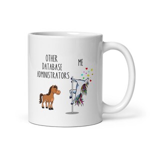 Könnte beinhalten: Weiße Keramik-Kaffeetasse mit einer humorvollen Illustration eines Pferdes und eines Einhorns. Der Text lautet "Andere Datenbankadministratoren" und "Ich".