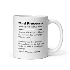 Op de afbeelding: Witte keramische mok met een zwart-witte definitie van "Tekstverwerker" met een humoristische definitie. De mok heeft een zwart handvat.