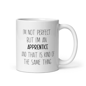 Puede incluir: Taza de café de cerámica blanca con texto negro que dice "No soy perfecto, pero soy un aprendiz y eso es algo parecido."