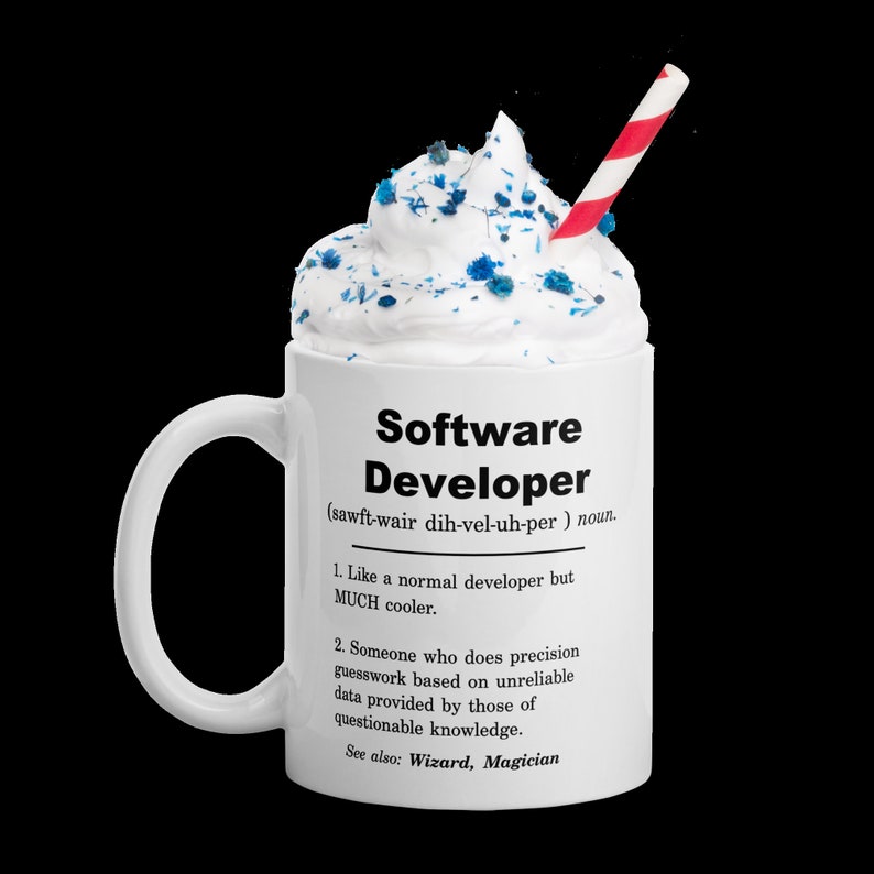 Op de afbeelding: Een witte koffiemok met een rood-wit gestreepte rietje en slagroom met blauwe sprinkles. De mok heeft een zwart-witte afbeelding met de tekst "Software Developer (sawft-wair dih-vel-uh-per) noun. 1. Like a normal developer but MUCH cooler. 2. Someone who does precision guesswork based on unreliable data provided by those of questionable knowledge. See also: Wizard, Magician"