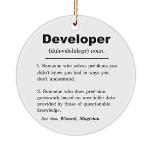 Peut inclure: Ornement rond blanc avec le mot "Developer" en texte noir et une définition du mot. La définition se lit comme suit : "(duh-veh-luh-pr) nom. 1. Quelqu'un qui résout des problèmes dont vous ne saviez pas que vous les aviez, d'une manière que vous ne comprenez pas. 2. Quelqu'un qui fait du travail de devinette de précision basé sur des données peu fiables fournies par ceux qui ont des connaissances douteuses. Voir aussi : Magicien, Sorcier"