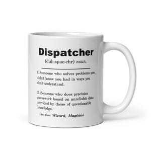 Puede incluir: Taza de cerámica blanca con un diseño en blanco y negro. La taza presenta una definición de la palabra "Dispatcher" con una descripción humorística del trabajo. El texto dice: "Dispatcher (duh-spae-chr) sustantivo. 1. Alguien que resuelve problemas que no sabías que tenías de maneras que no entiendes. 2. Alguien que hace conjeturas precisas basadas en datos poco fiables proporcionados por personas con conocimientos cuestionables. Ver también: Mago, Mago"