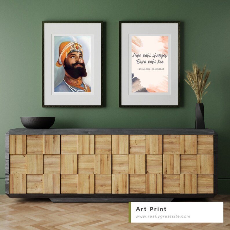 K&ouml;nnte beinhalten: Zwei gerahmte Kunstdrucke, einer mit einem Portr&auml;t eines Mannes mit Bart und Turban, der andere mit einem Zitat auf einem bunten abstrakten Hintergrund. Das Zitat lautet "Hum nahi changey Bura nahi koi" und "Ich bin nicht gut, niemand ist schlecht".