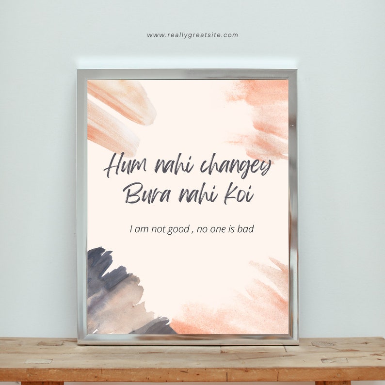 K&ouml;nnte beinhalten: Ein gerahmter Druck mit einem Aquarellhintergrund in Peach- und Graut&ouml;nen. Der Druck zeigt den Text "Hum nahi changey Bura nahi koi" in dunkelgrauer Schrift. Unter dem Text steht der Satz "I am not good, no one is bad" in einer kleineren Schriftart.