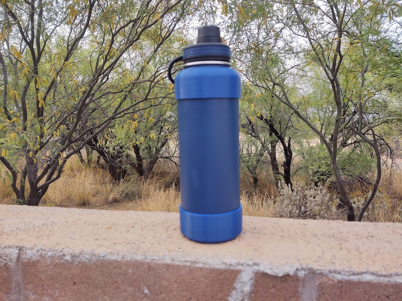 Pu&ograve; includere: Una bottiglia d'acqua in acciaio inossidabile blu con un tappo nero e una guaina in silicone blu.