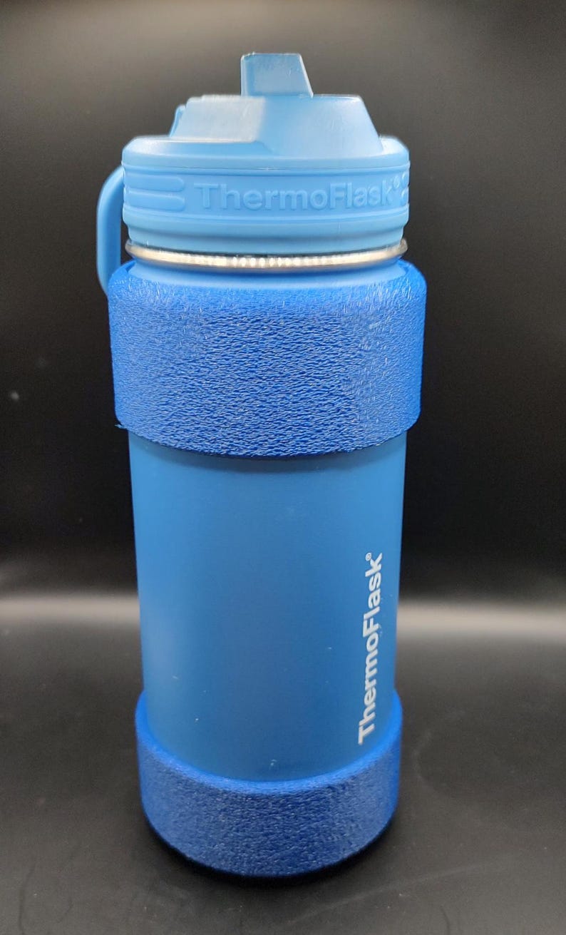 Pu&ograve; includere: Una bottiglia d'acqua blu con un tappo blu e un logo "ThermoFlask" bianco sul lato.