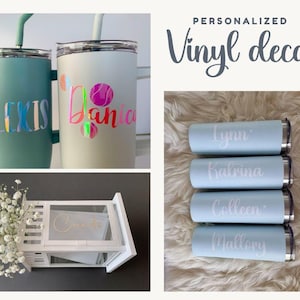 Peut inclure: Quatre gobelets personnalisés bleu clair avec des autocollants en vinyle blanc. Les gobelets portent les noms "Lynn", "Katrina", "Colleen" et "Mallory". Les gobelets sont sur une surface moelleuse blanche. Le texte "PERSONNALISÉ Autocollant en vinyle" est en haut de l'image.