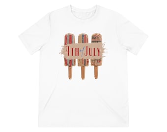 Könnte beinhalten: Weißes T-Shirt mit einem Grafikdruck von drei Eis am Stiel mit roten, weißen und blauen Streifen. Der Text "4th of JULY" ist in Rot und Blau auf braunem Hintergrund geschrieben.