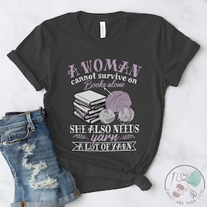 Camisa de ganchillo, ella también necesita hilo, regalo de ganchillo, idea de regalo de ganchillo, amor de ganchillo, amante de ganchillo, regalo de amante de ganchillo, CO226WM01