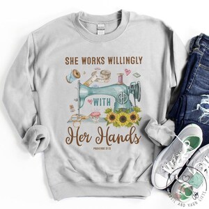 Sweat-shirt à coudre, elle travaille volontiers avec ses mains, cadeau de couture, amour couture, cadeaux de couture pour elle, cadeaux de couture femmes, SW178WM03