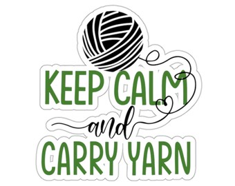 Op de afbeelding: Groene en zwarte sticker met een bol garen en de tekst "Keep Calm and Carry Yarn".