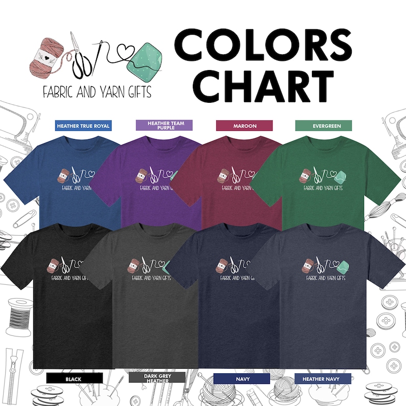 Pu&ograve; includere: Una cartella colori che mostra i diversi colori di magliette disponibili per l'acquisto. Le magliette presentano una grafica di un rocchetto di filo, delle forbici e un cuore con il testo "Fabric and Yarn Gifts". I colori mostrati sono Heather True Royal, Heather Team Purple, Maroon, Evergreen, Black, Dark Grey Heather, Navy e Heather Navy.