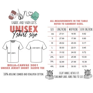 Pu&ograve; includere: Una tabella di taglie per t-shirt unisex in jersey Bella + Canvas 3001. La tabella mostra le misure in pollici per le taglie XS a 4XL, comprese lunghezza, larghezza e lunghezza della manica. Il tessuto &egrave; 100% cotone pettinato e ringspun airlume.