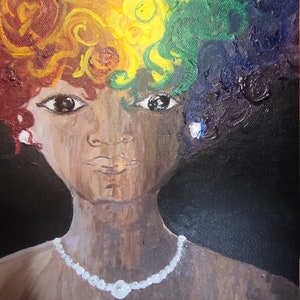 Op de afbeelding: Een schilderij van een persoon met een regenboogkleurige afro en een parelketting. De persoon heeft een bruine huid en draagt ​​oorbellen.