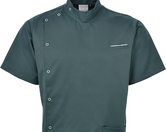 Camisa túnica assimétrica masculina, em poliéster e algodão, com fechamento frontal por botões de pressão e gola mandarim.