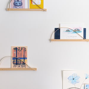 Étagère à photos ou polaroïd fabriquée en France | Petite Dune, Porte photo mural minimaliste carte postale illustrations, Stak Stak design