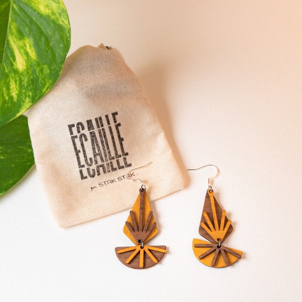 Boucles d'oreilles asymétriques losange jaune en bois, création unique et originale, cadeau pour elle, bijou fait main,cadeau Noël,Stak Stak