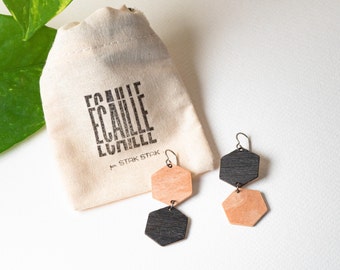 Boucles d'oreilles hexagones noires et roses asymétriques en bois, création unique et originale,cadeau pour elle,bijou fait main,cadeau Noël