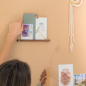 Étagère à photos ou polaroïd fabriquée en France | Petite Dune en noyer, Porte photo mural minimaliste illustrations, Stak Stak design