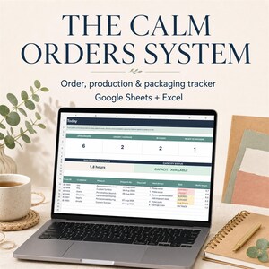 Könnte beinhalten: Ein Laptop mit dem Calm Orders System, einem Tracker für Bestellungen, Produktion und Verpackung für Google Sheets und Excel. Der Bildschirm zeigt ein Dashboard mit offenen Aufträgen, Arbeitsstunden und einer detaillierten Tabelle.