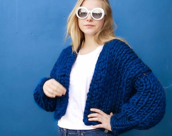 Cardigan mérinos court surdimensionné en grosse laine mérinos bio en laine super géante, pull tricoté à la main en tricot fait main, cadeau unique pour elle