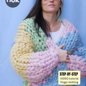 Può includere: Un cardigan oversize e spesso nei colori pastello: giallo, rosa, blu e verde. Il cardigan è lavorato a mano con le dita, con grandi punti visibili. L'immagine include anche il testo "STEP-BY-STEP VIDEO tutorial finger knitting".