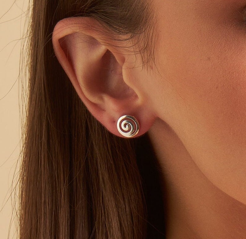 Sterling zilveren geometrische meerlaagse spiraal magere kleine oorbellen, ronde oorknopjes, moderne eigentijdse design oorbellen afbeelding 1