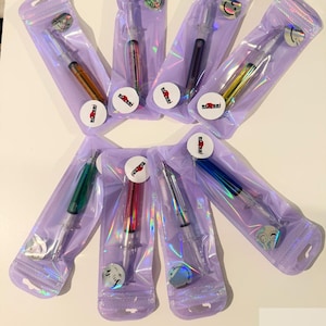 Penna Siringa con Liquido Colorato – Mina Blu | Idea Regalo Laurea Medicina & Infermieristica
