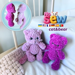 Puede incluir: Dos peluches, un gato de color violeta claro y un oso de color violeta oscuro, hechos de hilo texturizado. El gato tiene ojos oscuros y bigotes blancos. El oso tiene ojos oscuros y nariz bordada. Texto: No Sew cat&bear con banderas e icono de gato.